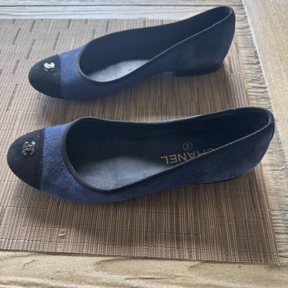 CHANEL Navy and Black Suede Loafers - Picture 4 of 4